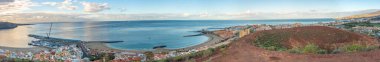 Los Cristianos, İspanya, 13 Ocak 2021: Playa de las Vistas Tenerife, Kanarya Adaları, İspanya.