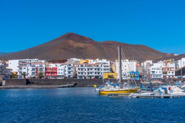 La Restinga, İspanya, 30 Ocak 2021: El Hierro, İspanya 'daki La Restinga kasabasının limanında güneşli bir gün.