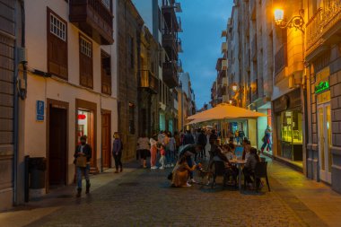 Santa Cruz de la Palma, İspanya, Janury 28, 2021: Santa Cruz de la Palma 'nın merkezindeki bir caddenin gece manzarası, İspanya.