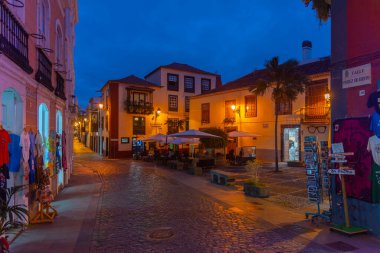 Santa Cruz de la Palma, İspanya, Janury 28, 2021: Santa Cruz de la Palma 'nın merkezindeki bir caddenin gece manzarası, İspanya.