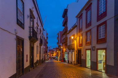 Santa Cruz de la Palma, İspanya, Janury 28, 2021: Santa Cruz de la Palma 'nın merkezindeki bir caddenin gece manzarası, İspanya.