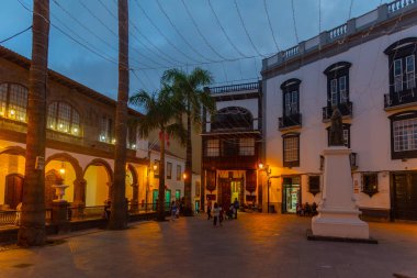 Santa Cruz de la Palma, İspanya, Janury 28, 2021: Santa Cruz de la Palma 'nın gece manzarası, Kanarya adaları, İspanya.