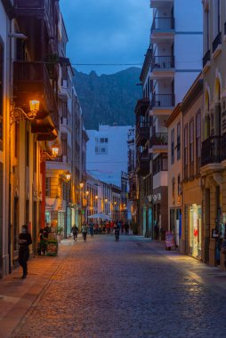 Santa Cruz de la Palma, İspanya, Janury 28, 2021: Santa Cruz de la Palma 'nın merkezindeki bir caddenin gece manzarası, İspanya.