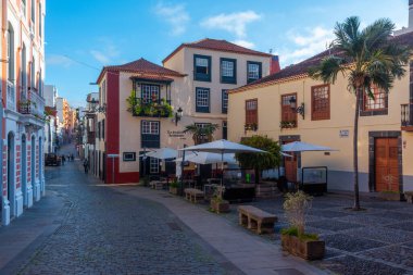 Santa Cruz de la Palma, İspanya, Janury 28, 2021: Santa Cruz de la Palma, İspanya 'nın Kanarya Adaları' nın merkezinde bir sokak manzarası.