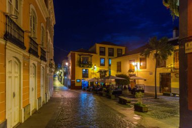 Santa Cruz de la Palma, İspanya, 27 Ocak 2021: Santa Cruz de la Palma, İspanya 'nın Kanarya Adaları' ndaki bir caddenin gece manzarası.