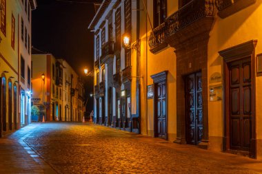 Santa Cruz de la Palma, İspanya, 27 Ocak 2021: Santa Cruz de la Palma, İspanya 'nın Kanarya Adaları' ndaki bir caddenin gece manzarası.