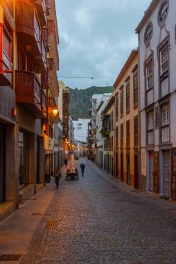 Santa Cruz de la Palma, İspanya, 27 Ocak 2021: Santa Cruz de la Palma, İspanya 'nın Kanarya Adaları' ndaki bir caddenin gece manzarası.