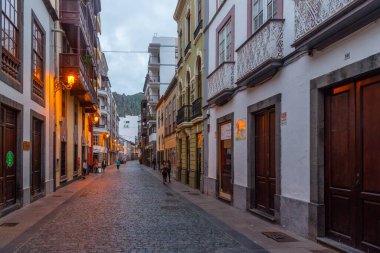 Santa Cruz de la Palma, İspanya, 27 Ocak 2021: Santa Cruz de la Palma, İspanya 'nın Kanarya Adaları' ndaki bir caddenin gece manzarası.