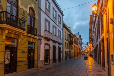 Santa Cruz de la Palma, İspanya, 27 Ocak 2021: Santa Cruz de la Palma, İspanya 'nın Kanarya Adaları' ndaki bir caddenin gece manzarası.