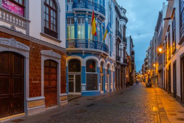 Santa Cruz de la Palma, İspanya, 27 Ocak 2021: Santa Cruz de la Palma, İspanya 'nın Kanarya Adaları' ndaki bir caddenin gece manzarası.