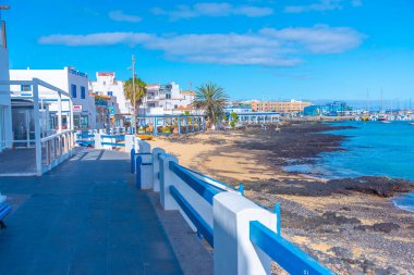 Corralejo, İspanya, Janury 25, 2021: İnsanlar Corralejo, Fuerteventura, Kanarya Adaları, İspanya 'da güneşli bir günün tadını çıkarıyorlar.