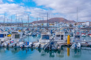 Corralejo, İspanya, Janury 25, 2021: Fuerteventura, İspanya 'daki Corralejo kasabasında liman manzarası.