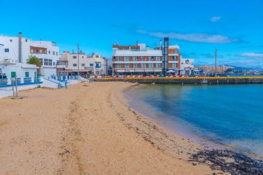 Corralejo, İspanya, Janury 25, 2021: İnsanlar Corralejo, Fuerteventura, Kanarya Adaları, İspanya 'da güneşli bir günün tadını çıkarıyorlar.