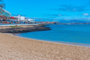Corralejo, İspanya, Janury 25, 2021: İnsanlar Corralejo, Fuerteventura, Kanarya Adaları, İspanya 'da güneşli bir günün tadını çıkarıyorlar.