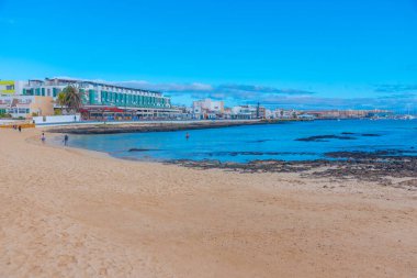 Corralejo, İspanya, Janury 25, 2021: İnsanlar Corralejo, Fuerteventura, Kanarya Adaları, İspanya 'da güneşli bir günün tadını çıkarıyorlar.