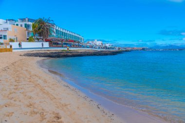 Corralejo, İspanya, Janury 25, 2021: İnsanlar Corralejo, Fuerteventura, Kanarya Adaları, İspanya 'da güneşli bir günün tadını çıkarıyorlar.