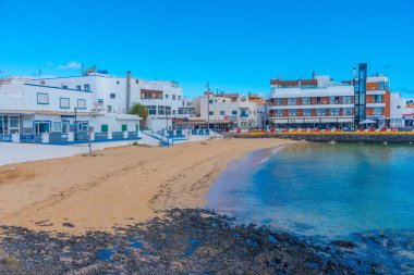 Corralejo, İspanya, Janury 25, 2021: İnsanlar Corralejo, Fuerteventura, Kanarya Adaları, İspanya 'da güneşli bir günün tadını çıkarıyorlar.