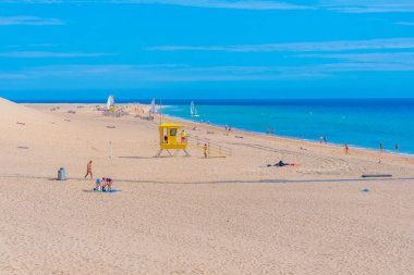 Morro Jable, İspanya, Janury 24, 2021: Morro Jable, Fuerteventura, İspanya 'daki Playa de Matorral' da güneşli bir gün.