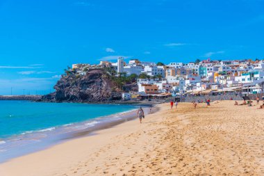 Morro Jable, İspanya, Janury 24, 2021: Morro Jable, Fuerteventura, İspanya 'daki Playa de Matorral' da güneşli bir gün.