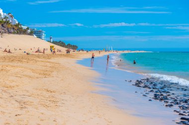 Morro Jable, İspanya, Janury 24, 2021: Morro Jable, Fuerteventura, İspanya 'daki Playa de Matorral' da güneşli bir gün.