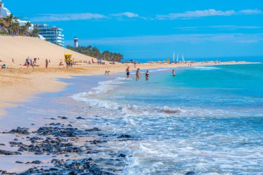 Morro Jable, İspanya, Janury 24, 2021: Morro Jable, Fuerteventura, İspanya 'daki Playa de Matorral' da güneşli bir gün.