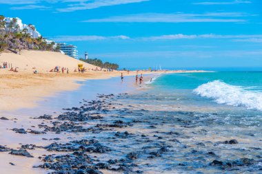 Morro Jable, İspanya, Janury 24, 2021: Morro Jable, Fuerteventura, İspanya 'daki Playa de Matorral' da güneşli bir gün.