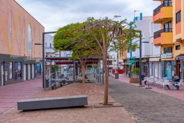 Puerto del Rosario, İspanya, 23 Ocak 2021: Puerto de Rosario 'da ana cadde Fuerteventura, Kanarya Adaları, İspanya.