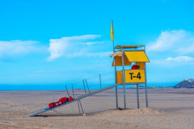 Morro Jable, İspanya, Janury 24, 2021: Morro Jable, Fuerteventura, İspanya 'daki Playa de Matorral' da güneşli bir gün.
