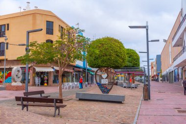 Puerto del Rosario, İspanya, 23 Ocak 2021: Puerto de Rosario 'da ana cadde Fuerteventura, Kanarya Adaları, İspanya.