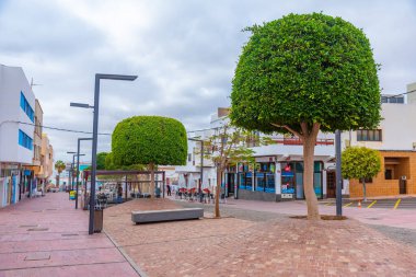 Puerto del Rosario, İspanya, 23 Ocak 2021: Puerto de Rosario 'da ana cadde Fuerteventura, Kanarya Adaları, İspanya.