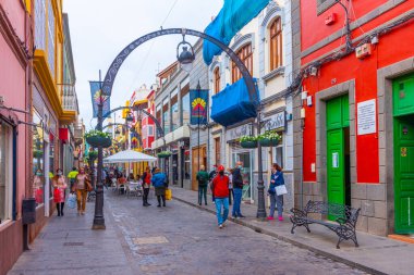 Galdar, İspanya, 22 Ocak 2021: Galdar 'daki ana cadde Gran Kanarya, İspanya.