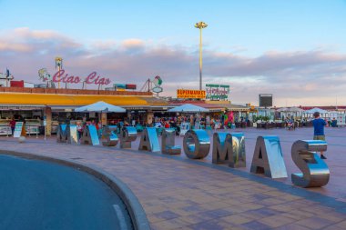 Maspalomalar, İspanya, Janury 20, 2021: Gran Canaria, Kanarya Adaları, İspanya 'da Maspaloma turist tabelası.