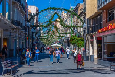 Las Palmas, İspanya, Janury 20, 2021: İnsanlar Las Palmas de Gran Canaria, İspanya 'daki Calle Triana' da geziniyorlar..