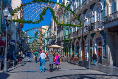 Las Palmas, İspanya, Janury 20, 2021: İnsanlar Las Palmas de Gran Canaria, İspanya 'daki Calle Triana' da geziniyorlar..