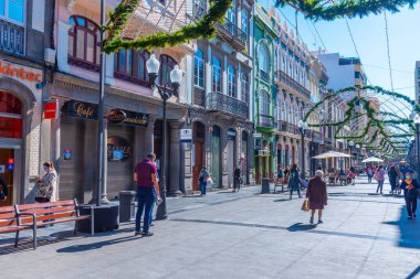 Las Palmas, İspanya, Janury 20, 2021: İnsanlar Las Palmas de Gran Canaria, İspanya 'daki Calle Triana' da geziniyorlar..