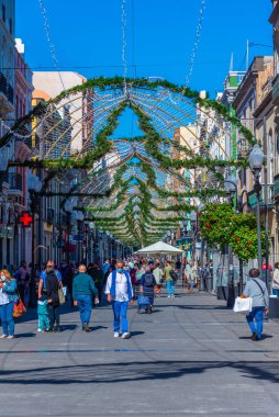 Las Palmas, İspanya, Janury 20, 2021: İnsanlar Las Palmas de Gran Canaria, İspanya 'daki Calle Triana' da geziniyorlar..
