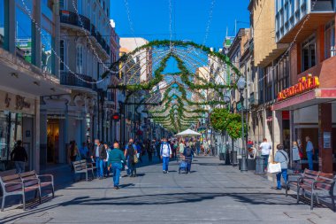 Las Palmas, İspanya, Janury 20, 2021: İnsanlar Las Palmas de Gran Canaria, İspanya 'daki Calle Triana' da geziniyorlar..