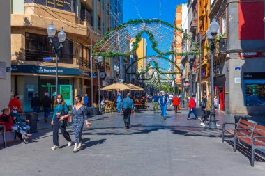 Las Palmas, İspanya, Janury 20, 2021: İnsanlar Las Palmas de Gran Canaria, İspanya 'daki Calle Triana' da geziniyorlar..
