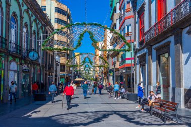 Las Palmas, İspanya, Janury 20, 2021: İnsanlar Las Palmas de Gran Canaria, İspanya 'daki Calle Triana' da geziniyorlar..