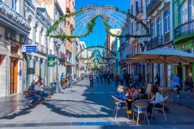 Las Palmas, İspanya, Janury 20, 2021: İnsanlar Las Palmas de Gran Canaria, İspanya 'daki Calle Triana' da geziniyorlar..