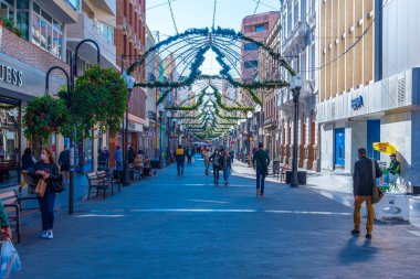 Las Palmas, İspanya, Janury 20, 2021: İnsanlar Las Palmas de Gran Canaria, İspanya 'daki Calle Triana' da geziniyorlar..