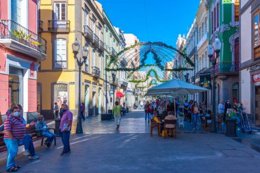 Las Palmas, İspanya, Janury 20, 2021: İnsanlar Las Palmas de Gran Canaria, İspanya 'daki Calle Triana' da geziniyorlar..