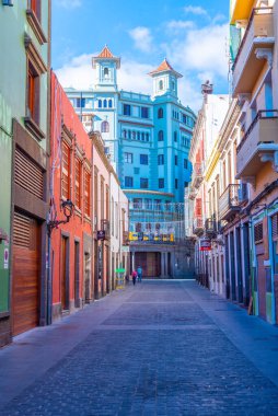 Las Palmas, İspanya, Janury 20, 2021: Las Palmas de Gran Canaria, İspanya 'daki Dar Sokak.