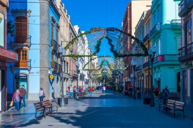 Las Palmas, İspanya, Janury 20, 2021: İnsanlar Las Palmas de Gran Canaria, İspanya 'daki Calle Triana' da geziniyorlar..