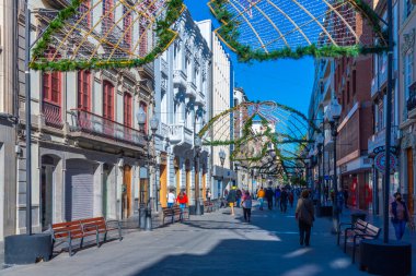 Las Palmas, İspanya, Janury 20, 2021: İnsanlar Las Palmas de Gran Canaria, İspanya 'daki Calle Triana' da geziniyorlar..