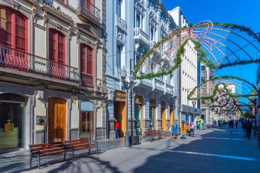 Las Palmas, İspanya, Janury 20, 2021: İnsanlar Las Palmas de Gran Canaria, İspanya 'daki Calle Triana' da geziniyorlar..