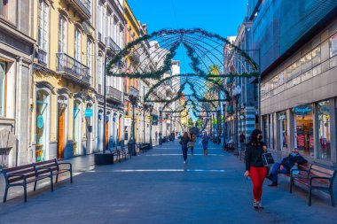 Las Palmas, İspanya, Janury 20, 2021: İnsanlar Las Palmas de Gran Canaria, İspanya 'daki Calle Triana' da geziniyorlar..