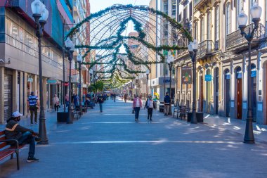 Las Palmas, İspanya, Janury 20, 2021: İnsanlar Las Palmas de Gran Canaria, İspanya 'daki Calle Triana' da geziniyorlar..
