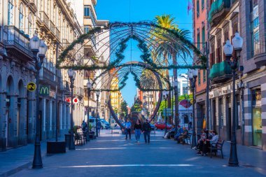 Las Palmas, İspanya, Janury 20, 2021: İnsanlar Las Palmas de Gran Canaria, İspanya 'daki Calle Triana' da geziniyorlar..