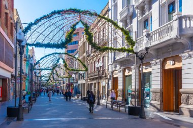 Las Palmas, İspanya, Janury 20, 2021: İnsanlar Las Palmas de Gran Canaria, İspanya 'daki Calle Triana' da geziniyorlar..